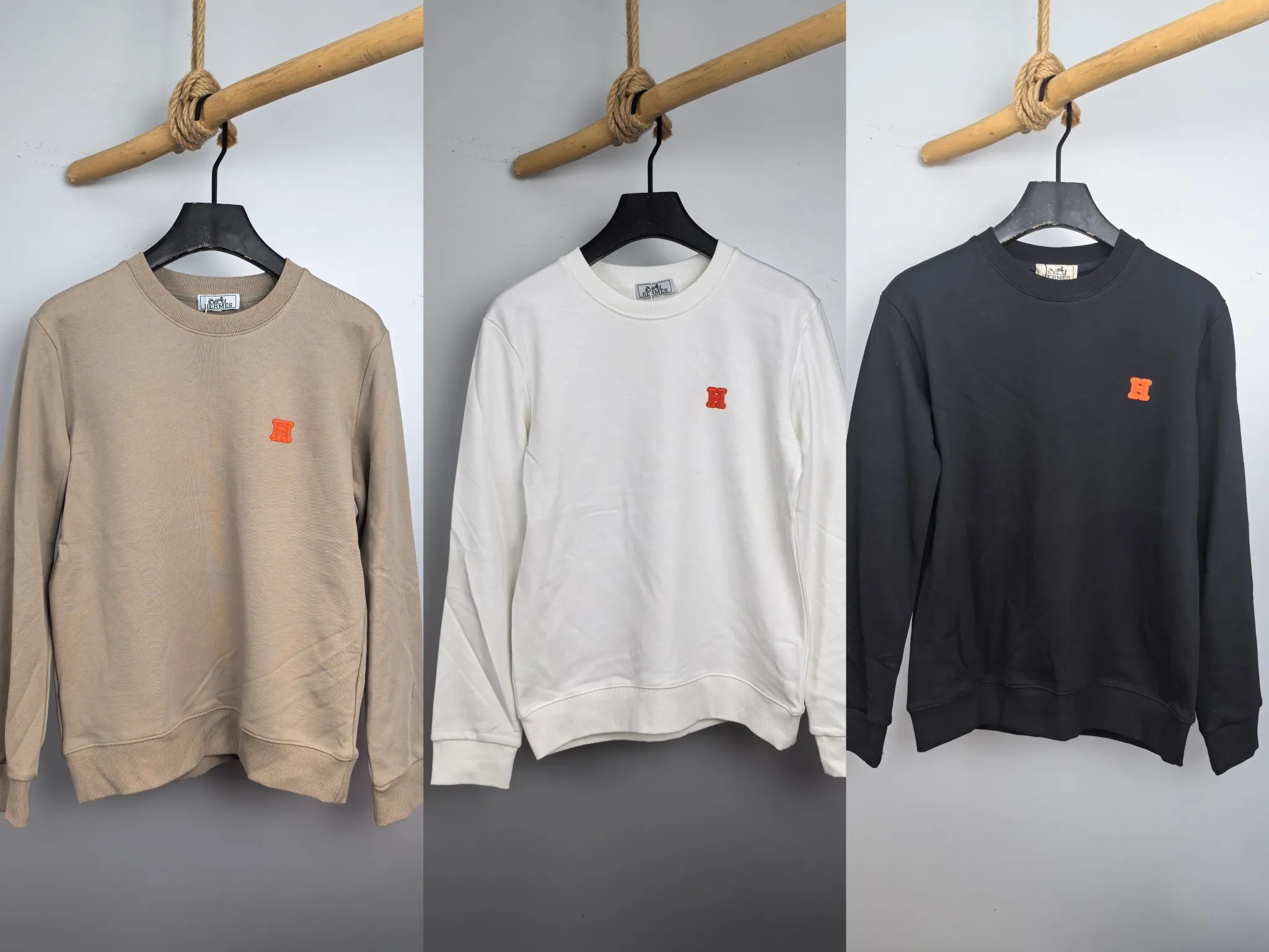 P340 POLO Ralph Lauren 2025 Autumn and Winter New Design Sweatshirt Official website synchronized! This T-shirt combines minimalist design with exquisite details. The oversize trim is reminiscent of Tyrolean dress details, summoning modern new ideas, creating a different conceptual pattern, and injecting rich connotation into the traditional cotton T-shirt. The LOGO on the front graphic webbing is unique and makes the brand more distinguished. It highlights the style of a big brand, sets off the minimalist design style, and reveals the elegance at a glance! As a brand that pursues design and tailoring techniques, the materials used will never disappoint! The body of this shirt is made of Solona cotton blended 400g fabric, which is noble and exquisite. The cotton surface is full, soft and skin-friendly. In short, such a classic style is a must-have for autumn and winter! M-4XL